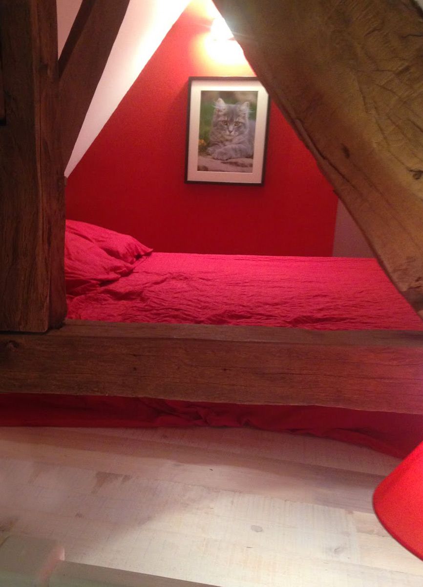 Aménagement d'un grenier dans une ancienne habitation : coin lit