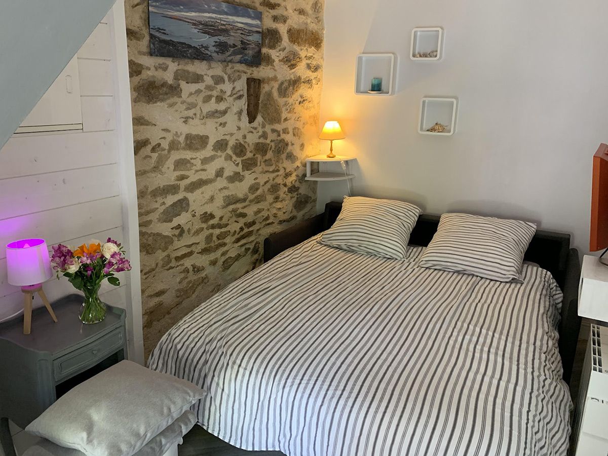 Aménagement d'un studio complet dans un ancien cellier : vue espace nuit