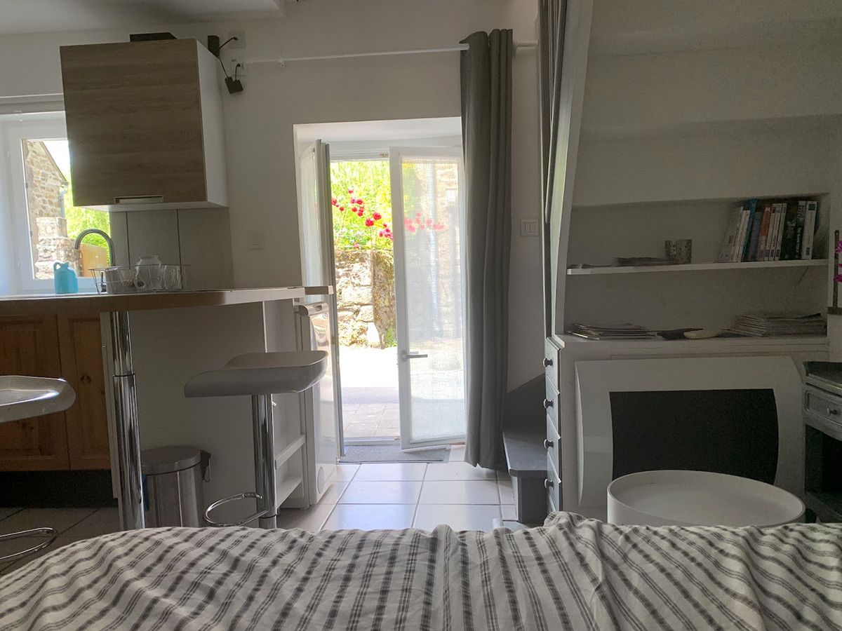 Aménagement d'un studio complet dans un ancien cellier : vue porte fenêtre