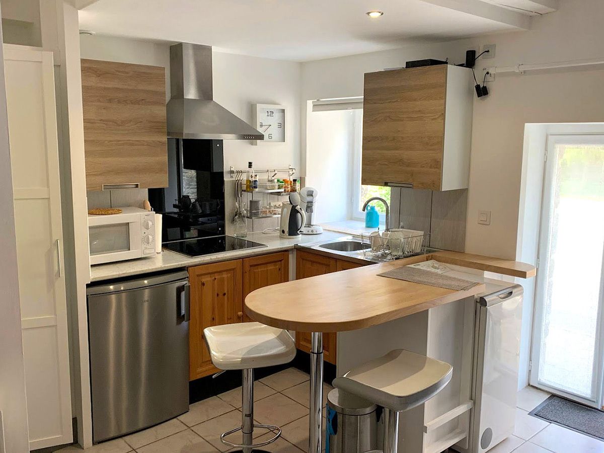 Aménagement d'un studio complet dans un ancien cellier : vue cuisine