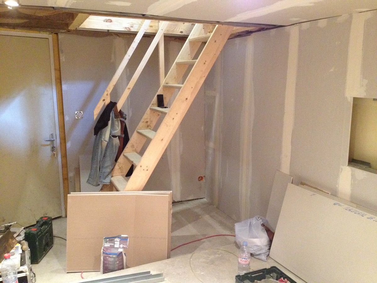 Aménagement d'une ancienne cave : création d'une niche, éclairage et prises électriques