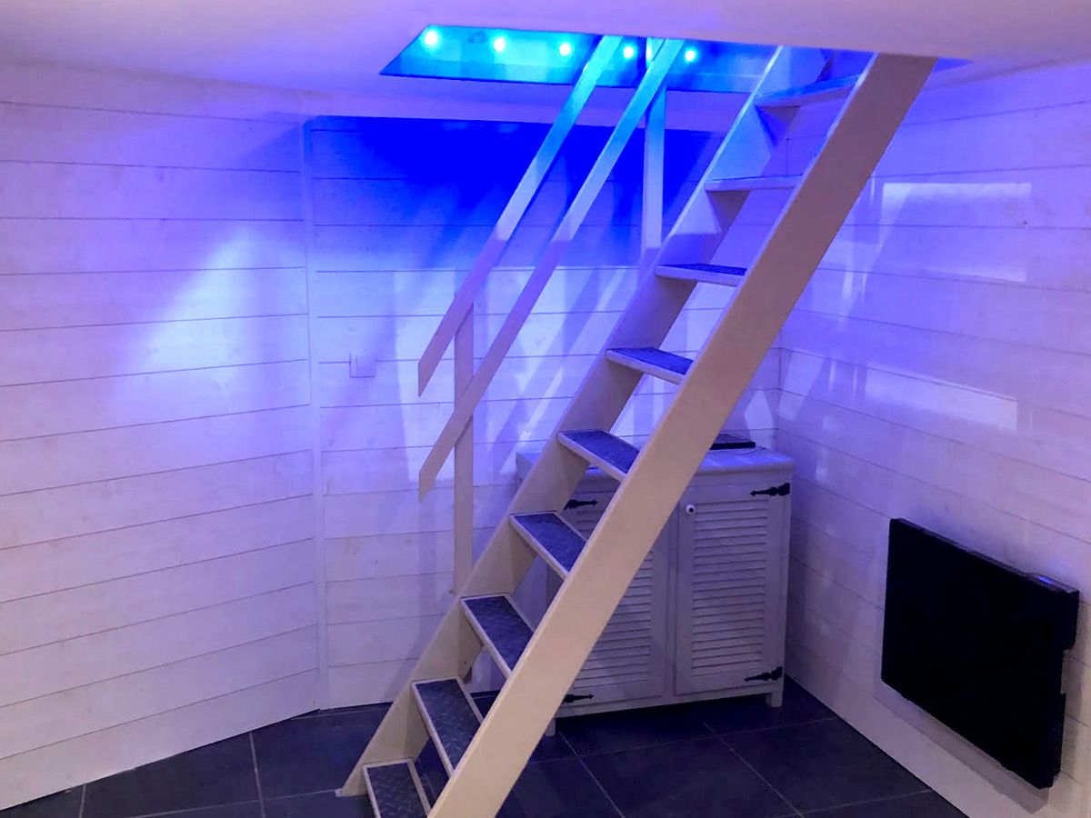 Aménagement d'une ancienne cave : pose lambris blanc, sol, éclairage de la trémie