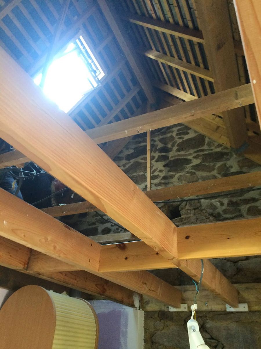 Aménagement d'une chambre sous toiture dans une habitation : création du plancher