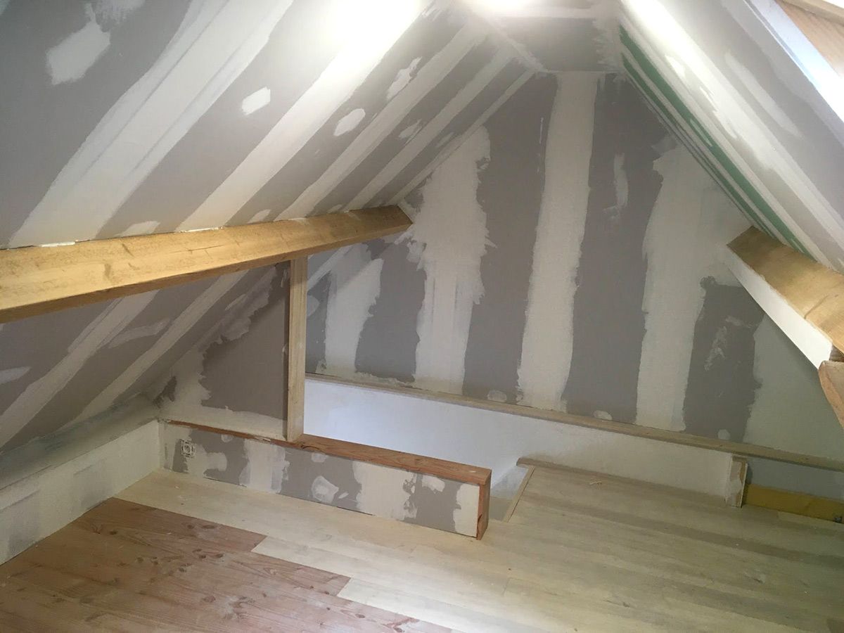 Aménagement d'une chambre sous toiture dans une habitation : escalier, placo et isolation chanvre
