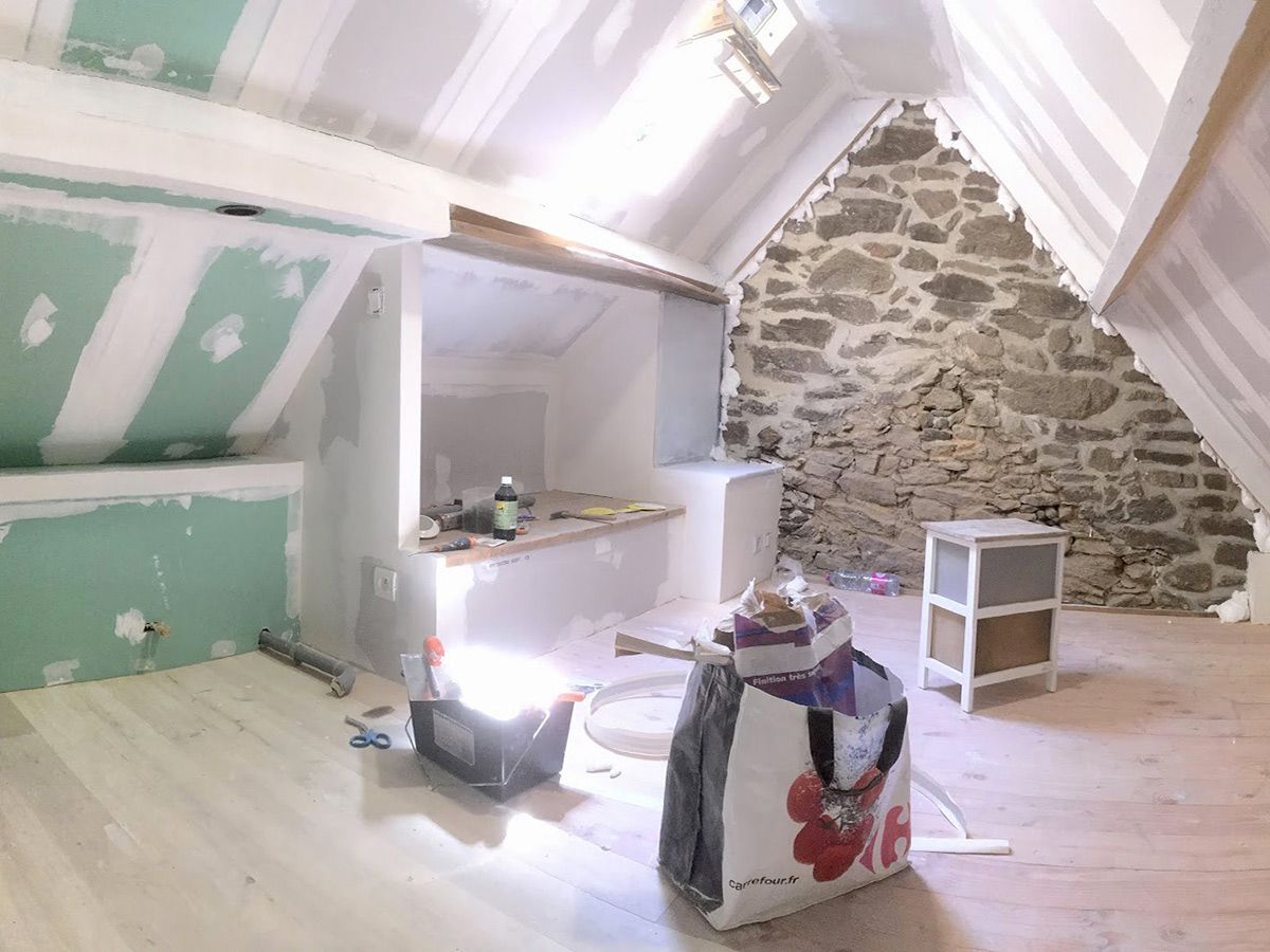 Aménagement d'une chambre sous toiture dans une habitation : placard, joints mur et plomberie baignoire