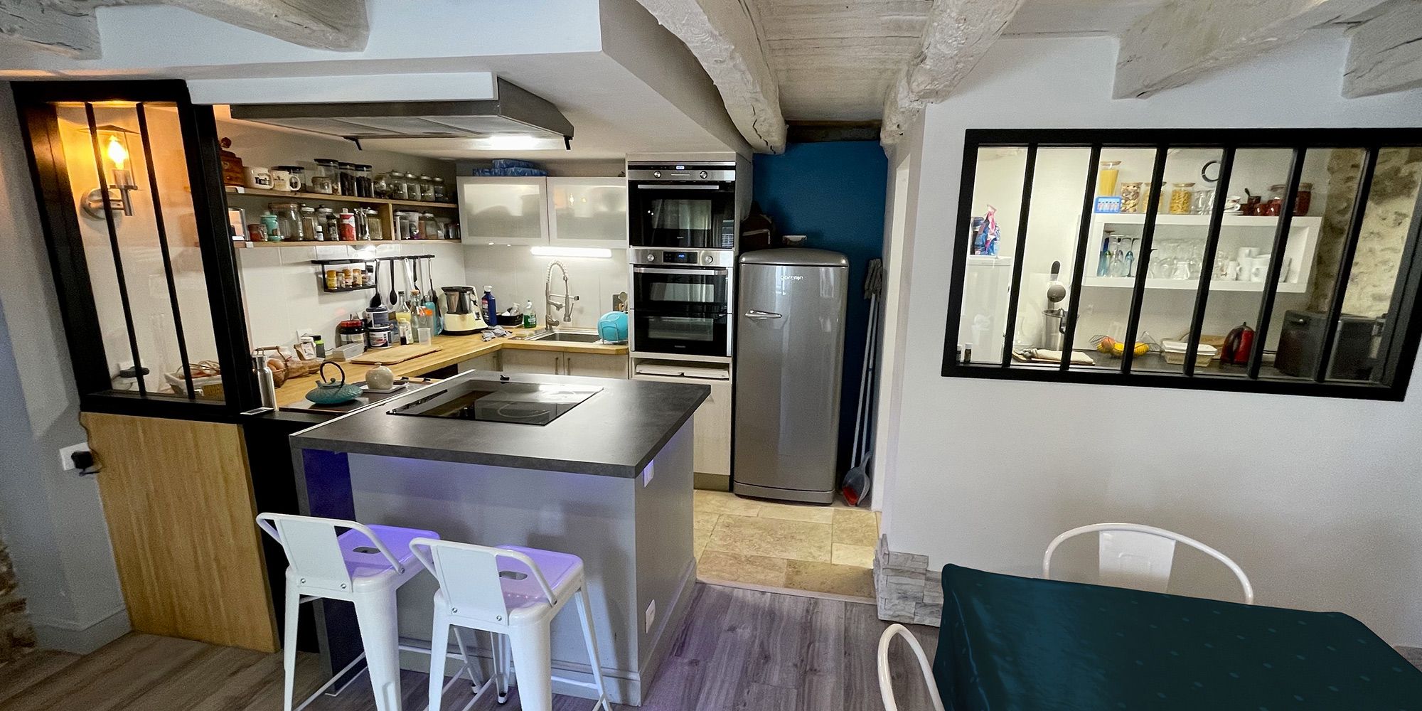 Aménagement d'une cuisine complète avec son arrière-cuisine style industriel