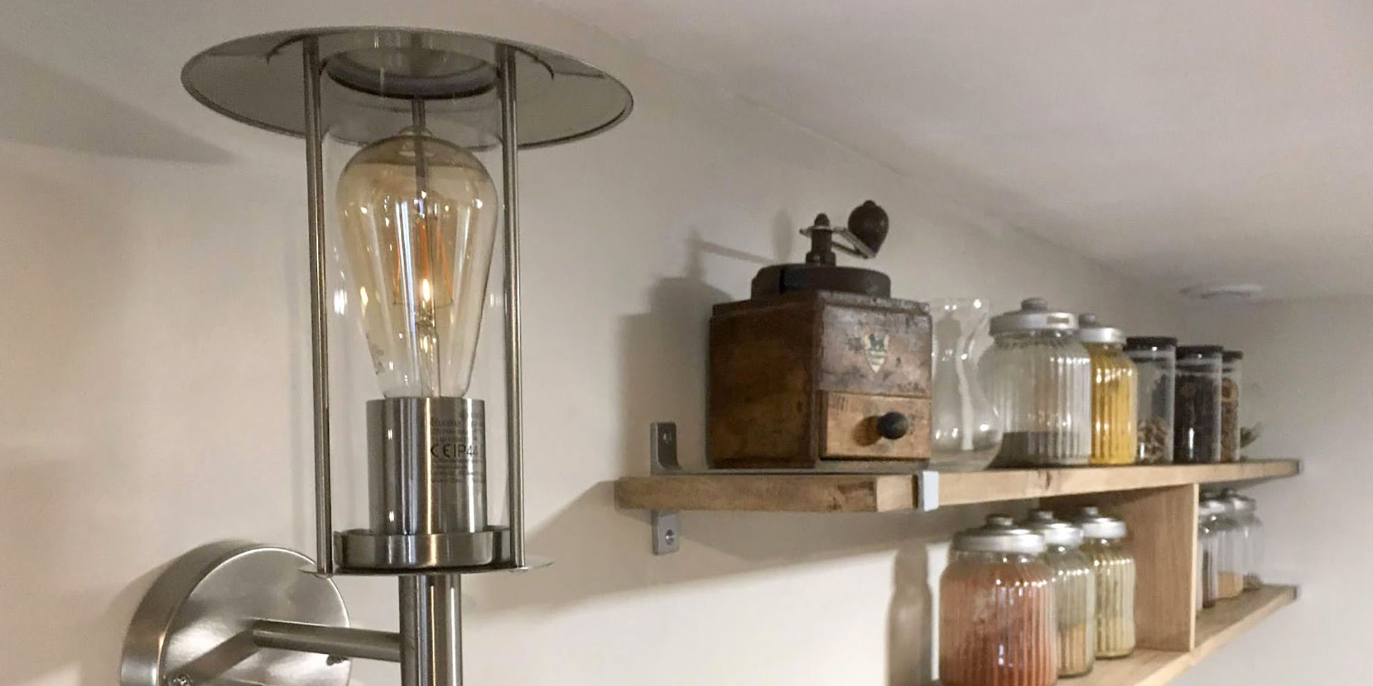 Aménagement d'une cuisine complète avec son arrière-cuisine style industriel