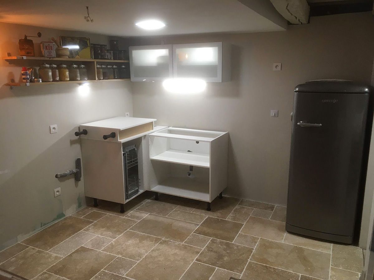 Aménagement d'une cuisine complète dans un ancienne habitation : plomberie, éclairage, étagères