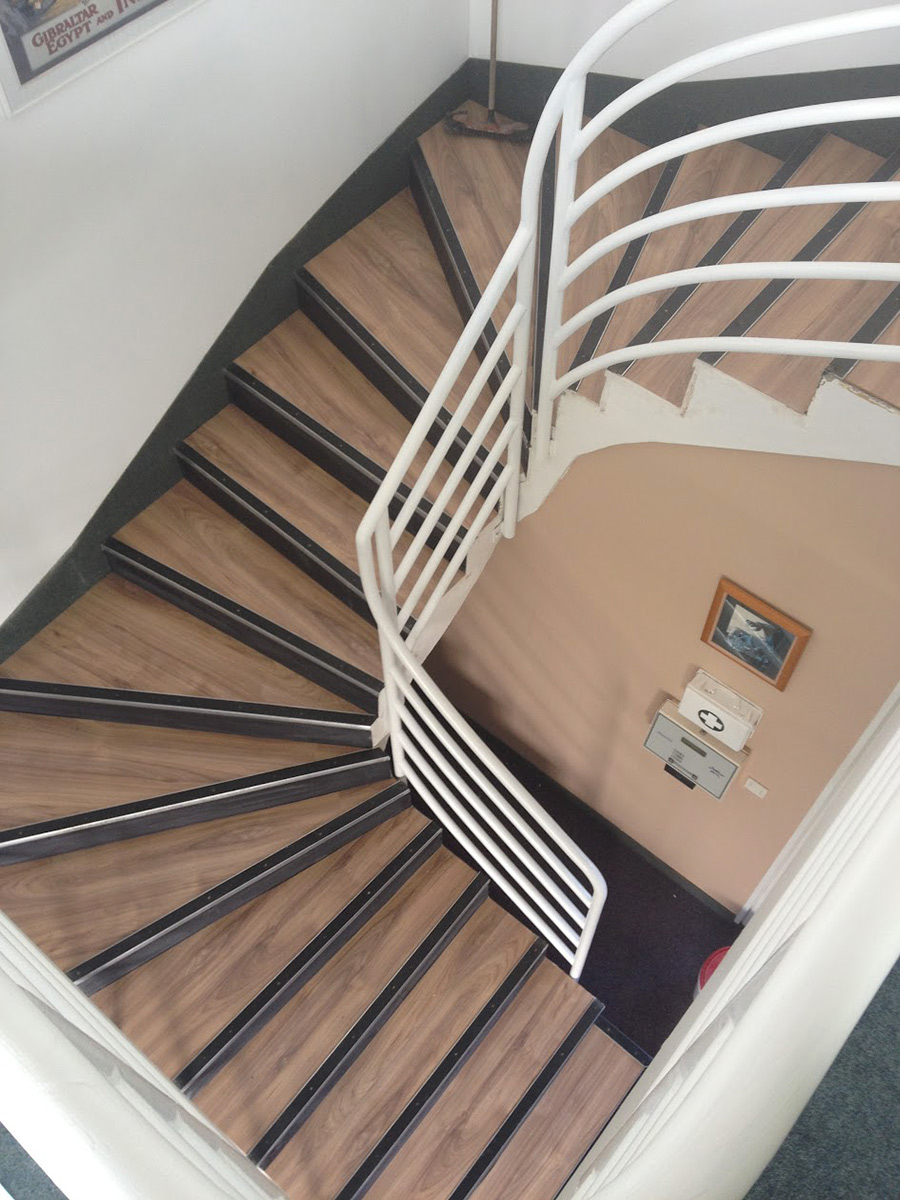 Habillage des marches d'un escalier dans une entreprise