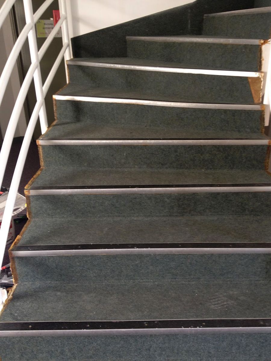 Habillage des marches d'un escalier dans une entreprise : vue avant