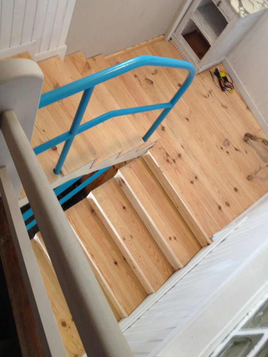 Habillage des marches d'un escalier dans un petit collectif de 2 étages