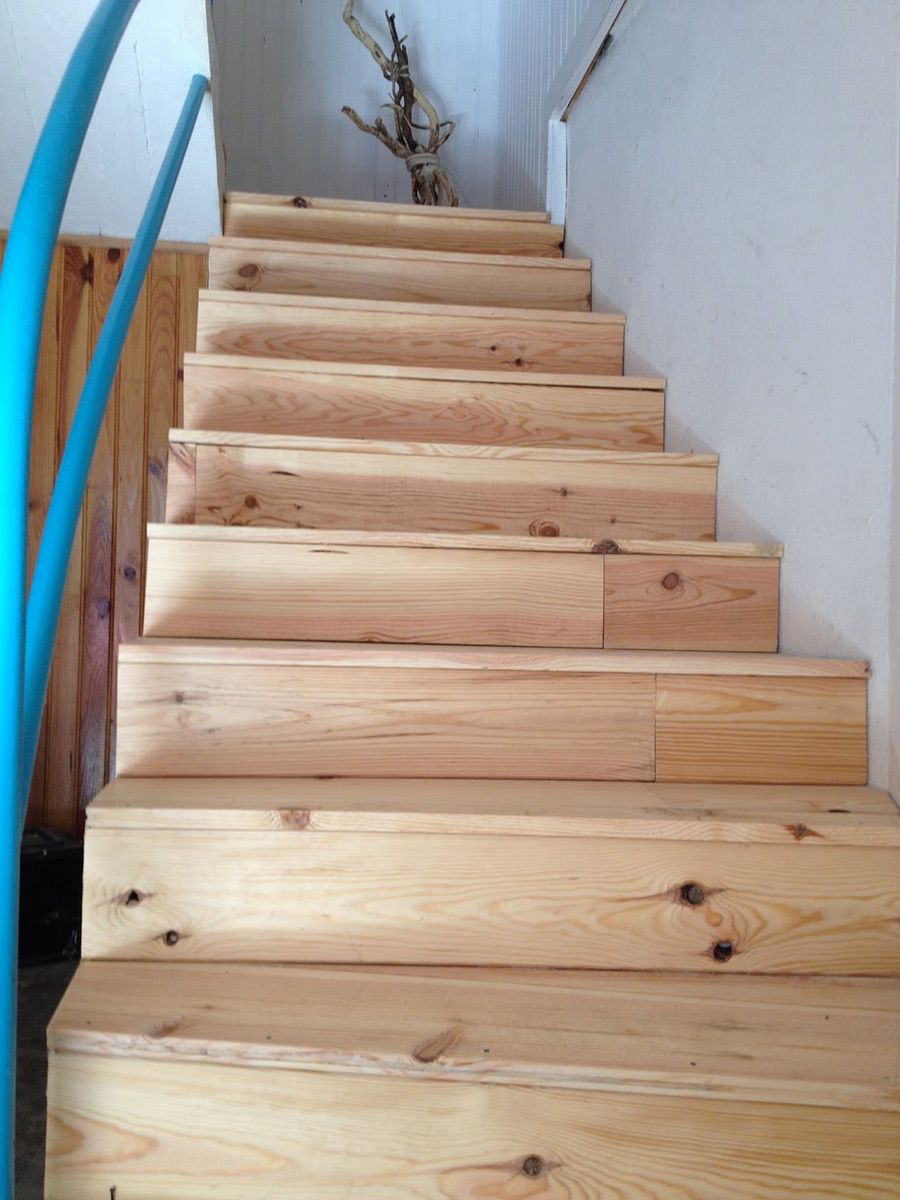 Habillage des marches d'un escalier dans un hall collectif de 2 étages